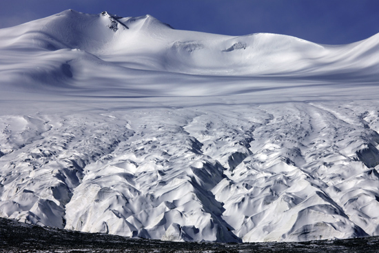 这里雪山冰川广布，是中国冰川集中分布地之一，三江源内雪山、冰川约2400平方公里，冰川资源蕴藏量达2000亿立方米，现代冰川均属于大陆性山地冰川。