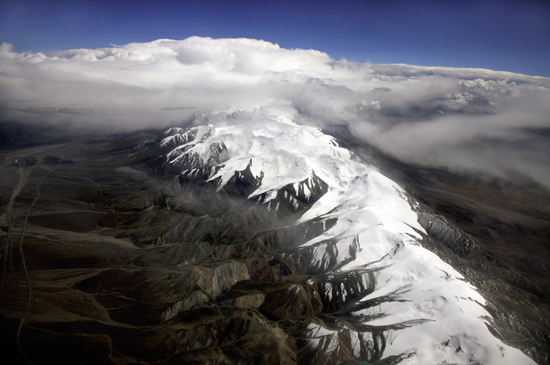 这里雪山冰川广布，是中国冰川集中分布地之一，三江源内雪山、冰川约2400平方公里，冰川资源蕴藏量达2000亿立方米，现代冰川均属于大陆性山地冰川。